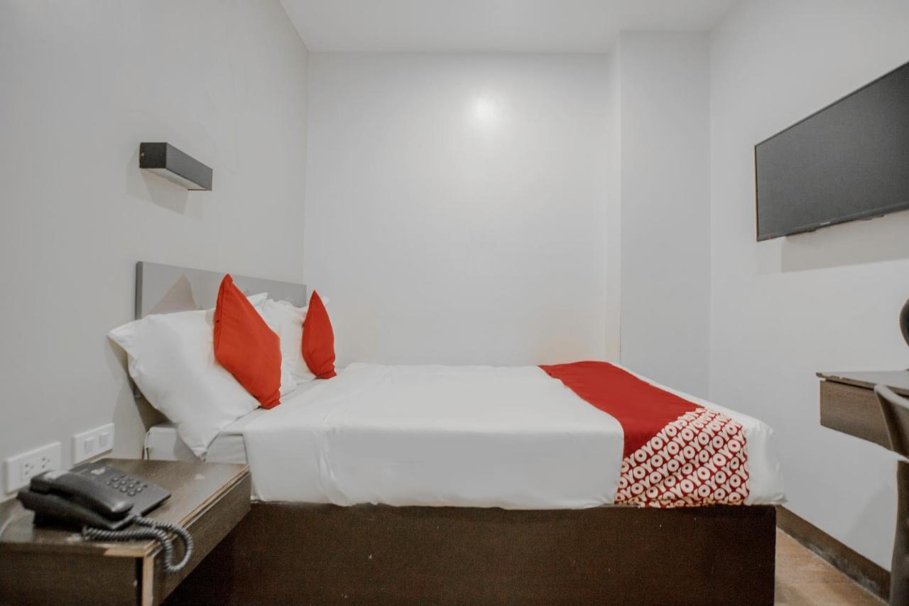 Oyo 637 Fox Hotel Кесон-Сіті Екстер'єр фото