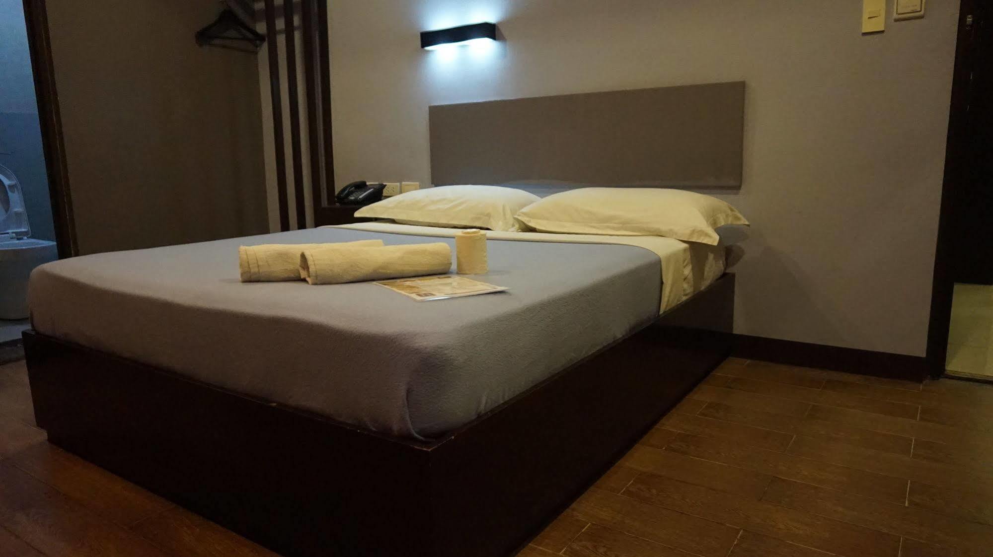 Oyo 637 Fox Hotel Кесон-Сіті Екстер'єр фото